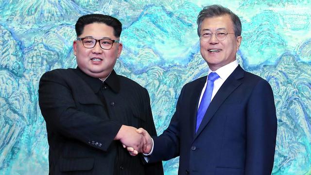 Kim Jong Un (g) et Moon Jae-in, avant l'ouverture du sommet, qui se déroule sur la ligne de démarcation entre les deux pays, vendredi 27 avril 2018 [Kystone - AP]