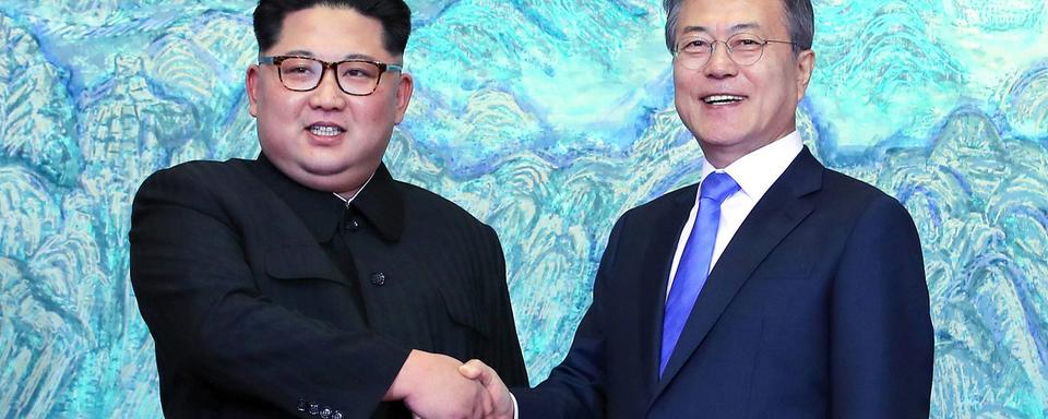 Kim Jong Un (g) et Moon Jae-in, avant l'ouverture du sommet, qui se déroule sur la ligne de démarcation entre les deux pays, vendredi 27 avril 2018 [Kystone - AP]