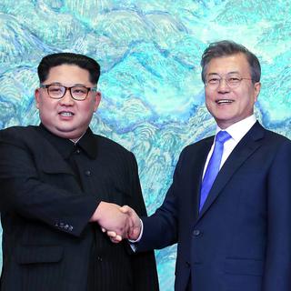 Kim Jong Un (g) et Moon Jae-in, avant l'ouverture du sommet, qui se déroule sur la ligne de démarcation entre les deux pays, vendredi 27 avril 2018 [Kystone - AP]