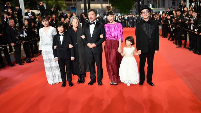 L'équipe du film "Une affaire de famille" de Hirokazu Kore-Eda à Cannes en 2018. [AFP - Alberto PIZZOLI]