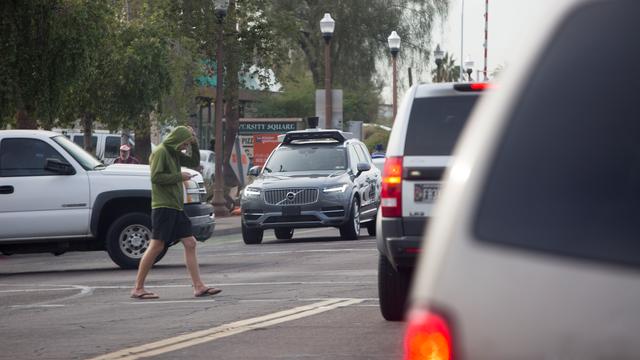 Un véhicule autonome d'Uber s'arrête dans un carrefour de la ville de Tempe, en Arizona, en décembre 2017 (image d'illustration). [reuters - Natalie Behring]