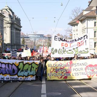 Une manifestation organisée par la coalition Action Education s'est déroulée ce samedi à Berne. [Keystone - Anthony Anex]