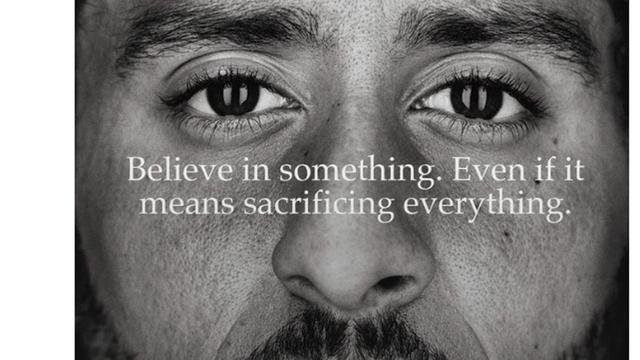 Colin Kaepernick a publié le 3 septembre une photo sur son compte Twitter avec la phrase: «Croyez en quelque chose. Même si cela signifie tout sacrifier ». [Keystone]