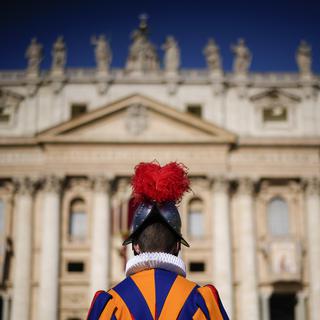 Un garde suisse devant la Basilique St-Pierre, au Vatican. [AP Photo/Keystone - Andrew Medichini]