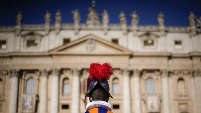 Un garde suisse devant la Basilique St-Pierre, au Vatican. [AP Photo/Keystone - Andrew Medichini]