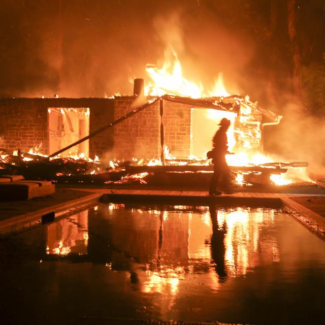 La station balnéaire de Malibu est également menacée par un violent incendie. [Keystone - AP Photo/Ringo H.W. Chiu]