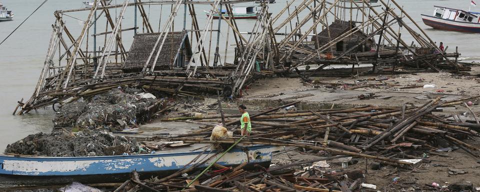 L'alerte aux fortes marées a été prolongée jusqu'à mercredi en Indonésie. [Keystone - AP Photo - Tatan Syuflana]