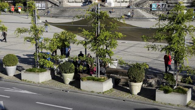 Certains marginaux se réunissent sur les places de la Riponne et du Tunnel, à Lausanne. [keystone - Jean-Christophe Bott]