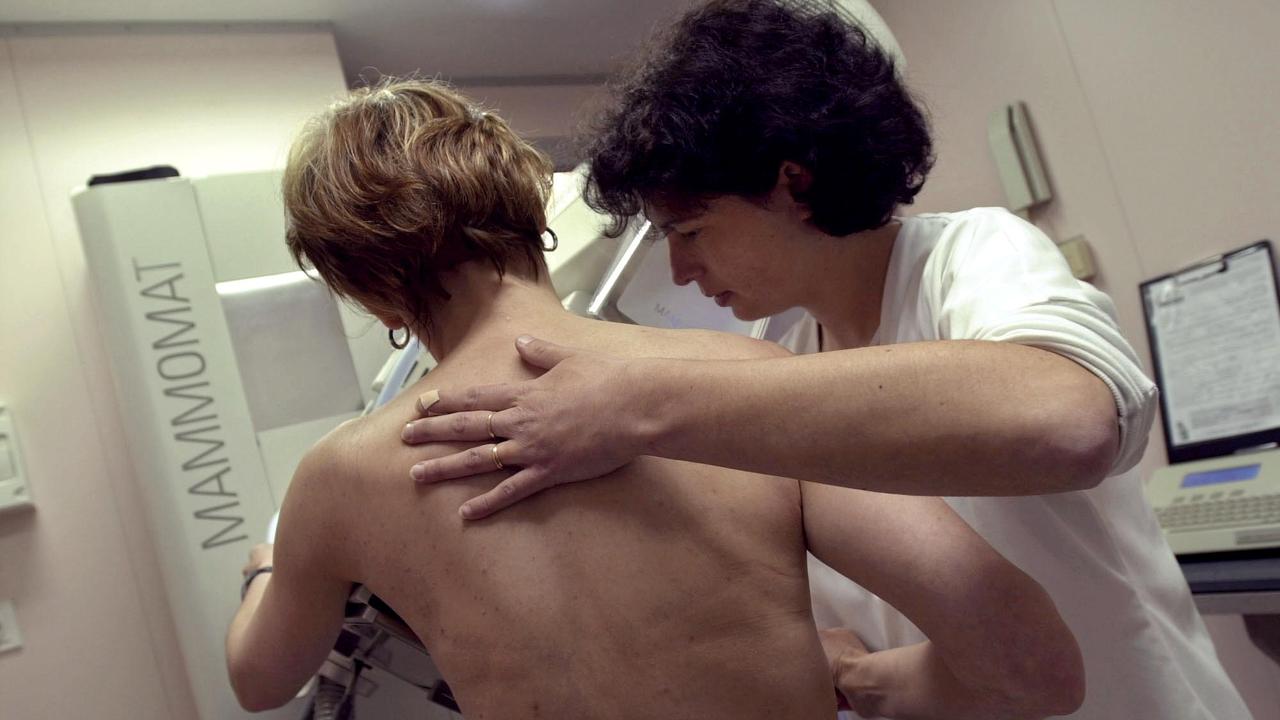 Une infirmière effectue une mammographie lors d'une opération dépistage en France. (Image d'illustration) [AFP - MYCHELE DANIAU]