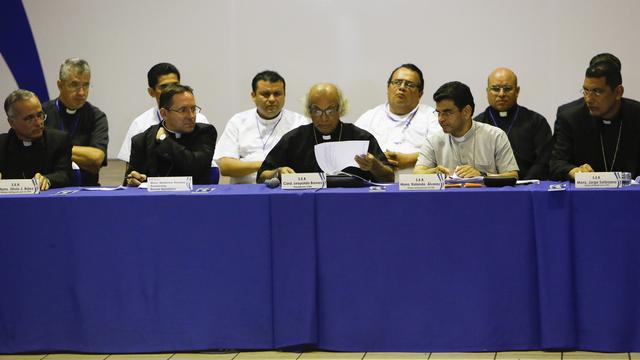 Le cardinal Leopoldo Brenes (au centre) lisant l'accord face à la presse. [Keystone - Alfredo Zuniga]