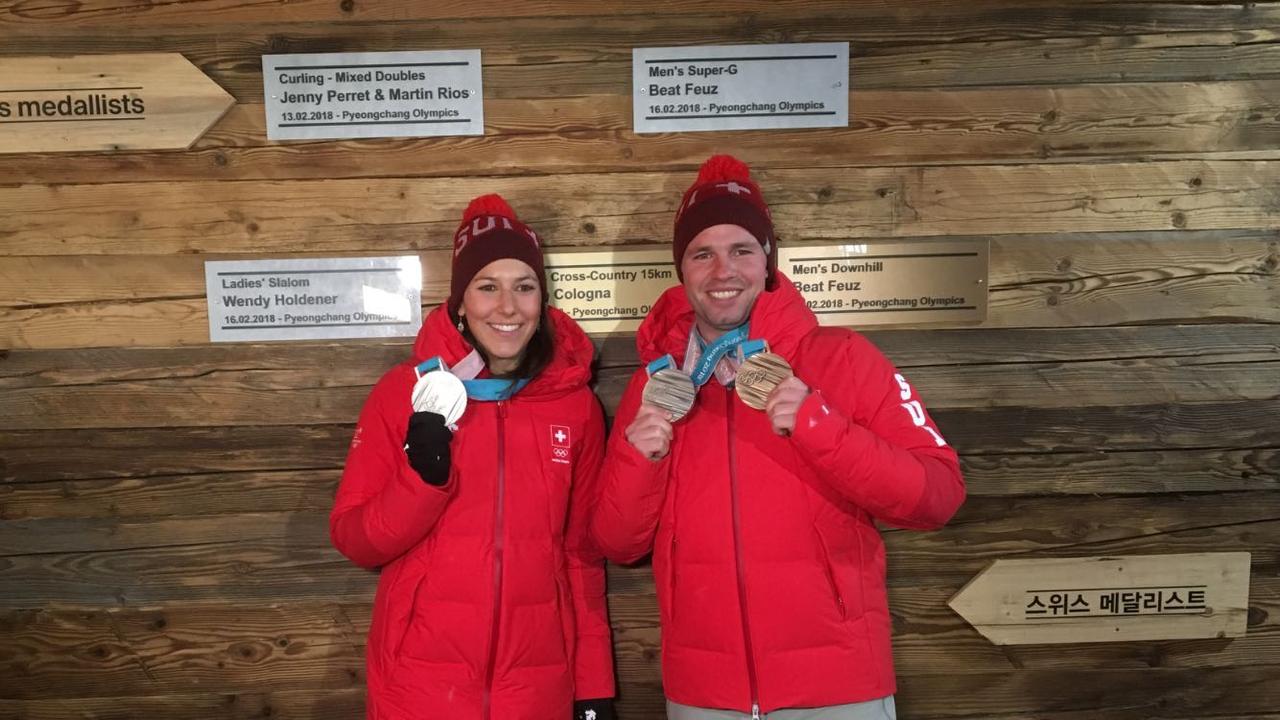 Wendy Holdener et Beat Feuz posent fièrement avec leurs médailles. [Galaud]