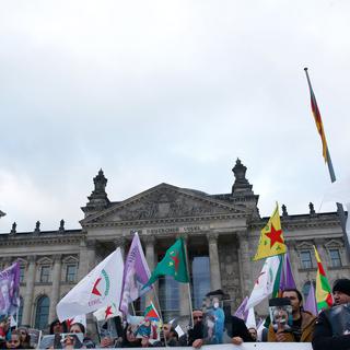 Des Kurdes manifestent à Berlin contre l'offensive turque à Afrin. [keystone - EPA/Alexander Becher]