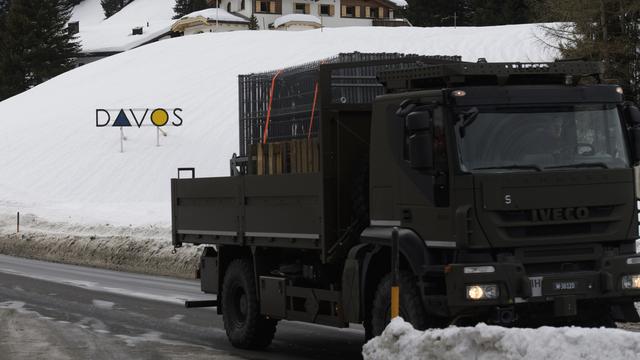 L'armée suisse a commencé à installer le dispositif de sécurité à Davos en prévision du World Economic Forum (WEF). [Keystone - Gian Ehrenzeller]