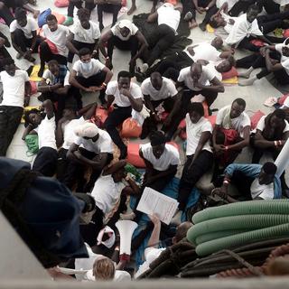 Les migrants secourus rejoindront l'Espagne sur des bateaux italiens. [SOS Mediterranee/AP/Keystone - Kenny Karpov]