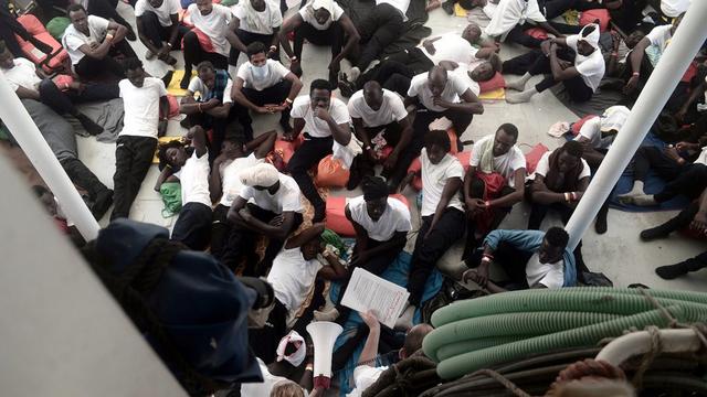 Les migrants secourus rejoindront l'Espagne sur des bateaux italiens. [SOS Mediterranee/AP/Keystone - Kenny Karpov]