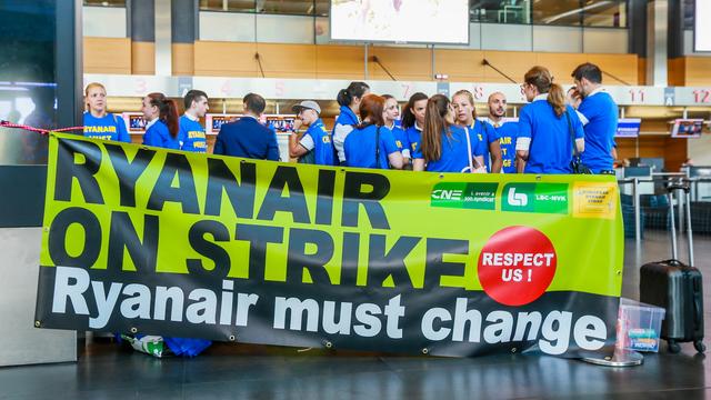 Des employés de Ryanair en grève mercredi 25 juillet. [Keystone - Stéphanie Lecoq - EPA]