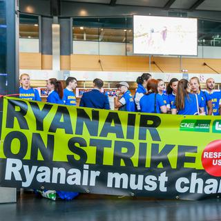 Des employés de Ryanair en grève mercredi 25 juillet. [Keystone - Stéphanie Lecoq - EPA]