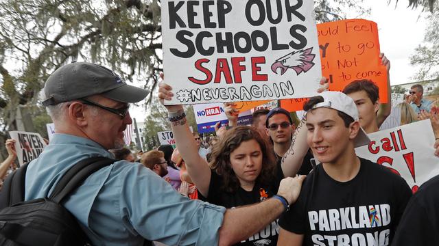 Des survivants de la tuerie de Parkland sont encouragés alors qu'ils arrivent à la manifestation de Tallahasse, ce 21 février 2018. [AP - GERALD HERBERT]