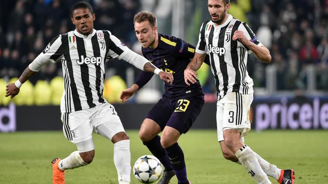 Christian Eriksen, auteur de l'égalisation des Spurs, pressé par Douglas Costa et Giorgio Chiellini. [Giuseppe Maffia]