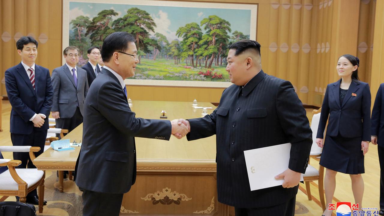 Poignée de main entre Kim Jong Un et un membre de la déléguation sud-coréenne. [Agence nord-coréenne KNCA]