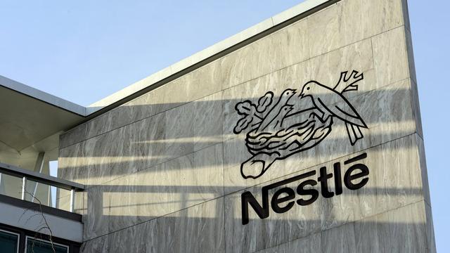 Le logo de Nestlé sur le siège du groupe à Vevey. [Keystone - Laurent Gilliéron]