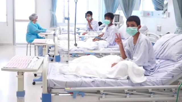 Les autorités thaïlandaises ont diffusé mercredi les premières images de plusieurs des enfants thaïlandais évacués de la grotte, à l'hôpital où ils apparaissent en bonne santé. [Thai government public relations department (PRD) - AFP]