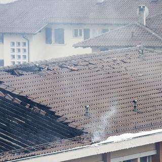Un défaut à l'installation photovoltaïque est à l'origine de l'incendie qui a ravagé la toiture du collège des Crosets à Vevey (VD). [Keystone - Cyril Zingaro]