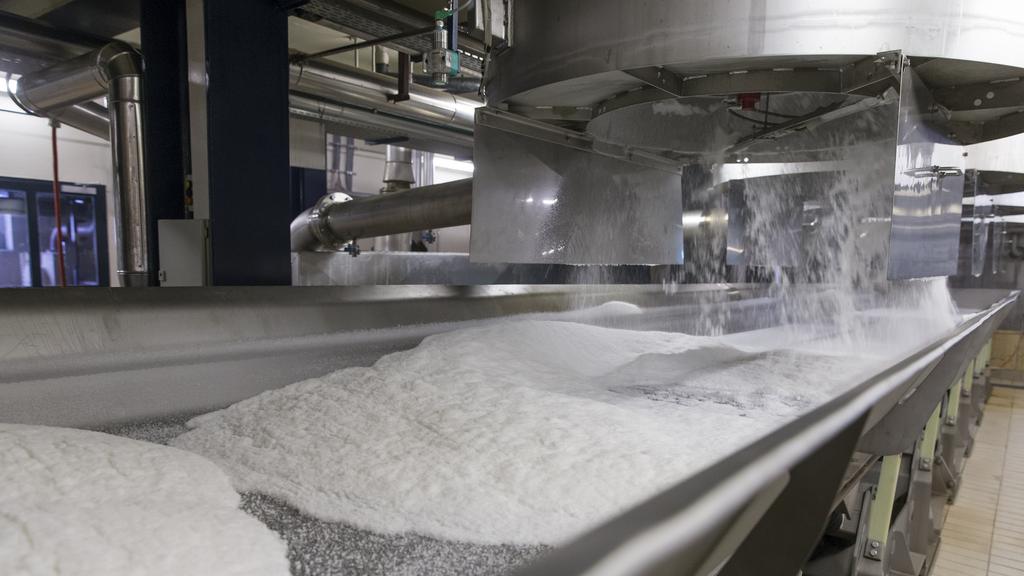 Du sucre sur une chaîne de production à l'usine d'Aarberg (BE). [Keystone - Peter Klaunzer]