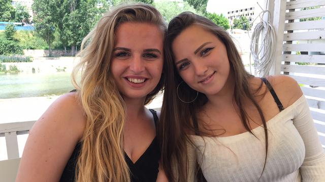 Arlinda et Blerina, étudiantes à Mitrovica. [RTS - Alexandre Habay]