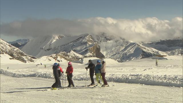 Des skieurs sur une piste du domaine de Glacier 3000 samedi 3 novembre 2018. [RTS - DR]