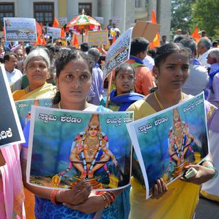 Les fidèles du dieu hindou Ayyappa tiennent des affiches de la divinité lors d'un rassemblement à Bangalore, le 27 octobre 2018. [AFP - Manjunath Kiran]