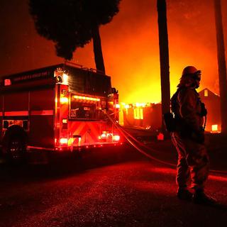 Trois feux de forêt ont entraîné l'évacuation de dizaines de milliers d'habitants vendredi dans le nord de la Californie. [AFP - Justin Sullivan]