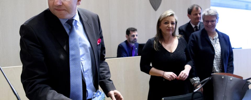 Pascal Broulis et Nuria Gorrite après le débat parlementaire mardi au Grand Conseil vaudois. [Keystone - Laurent Gilliéron]