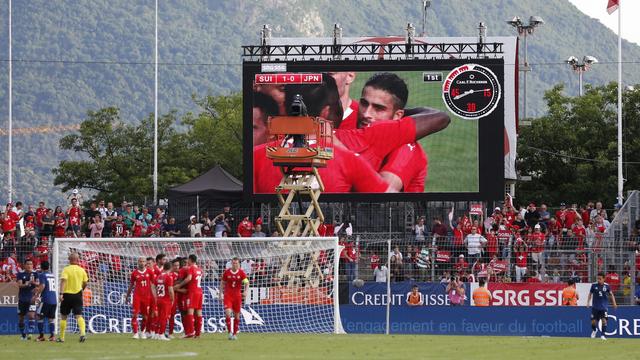 Les joueurs de l'équipe de suisse se congratulent après la réussite de Rodriguez. [Peter Klaunzer]