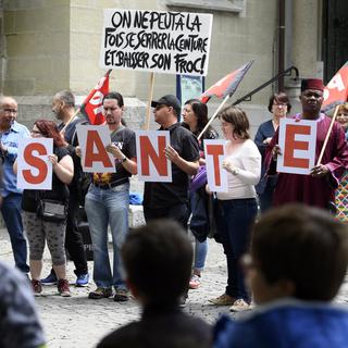 Des manifestants contre la hausse des primes d'assurance-maladie à Lausanne. [Keystone - Laurent Gillieron]