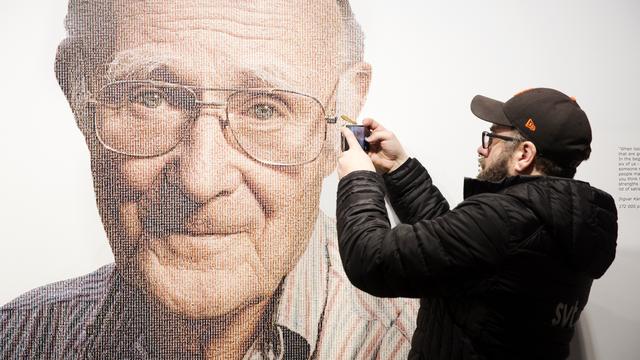 Un visiteur prend en photo le portrait du fondateur d'Ikea Ingvar Kamprad à Almhult, en Suède. [TT News Agency/AFP - Ola Torkelsson]