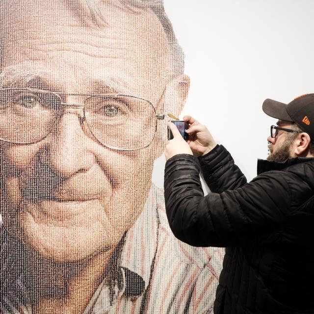 Un visiteur prend en photo le portrait du fondateur d'Ikea Ingvar Kamprad à Almhult, en Suède. [TT News Agency/AFP - Ola Torkelsson]