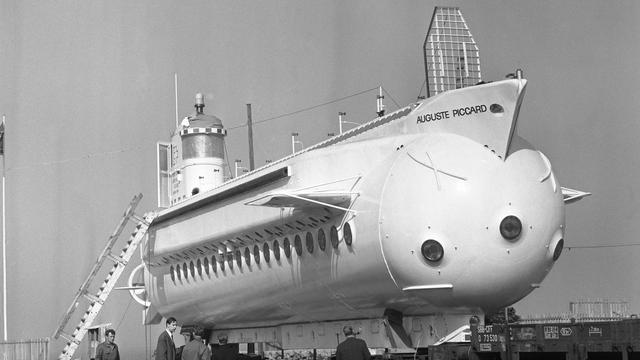 Das von Jacques Piccard gebaute Unterseeboot "Mesoscaphe" wird auf Schienen zur Landesaustellung Expo 64 in Lausanne transportiert, aufgenommen im Jahr 1964. (KEYSTONE/Str) [KEYSTONE - STR]