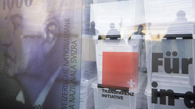 L'initiative pour la transparence des partis a été déposée en octobre 2017 à Berne. [Keystone - Anthony Anex]