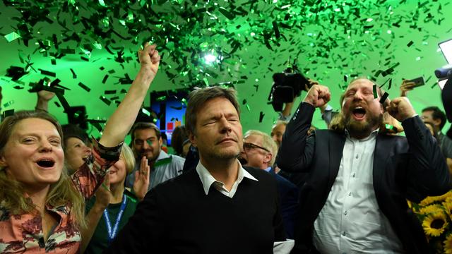 Les leaders du parti des Verts en Allemagne célébrent leur succès aux élections régionales en Bavière. [Reuters - Andreas Gebert]