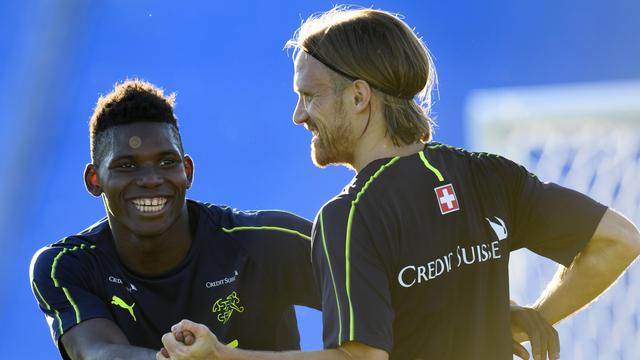 Breel Embolo et Michael Lang tout sourire à l'entrainement. [Laurent Gillieron]