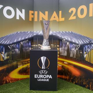 Une copie du trophée de l'Europa League trône dans la fanzone de Lyon, où se déroule la finale. [Keystone/EPA - Christophe Petit Tesson]