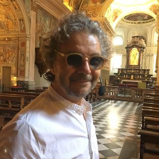 Daniele Finzi Pasca dans une église au centre de Lugano. [RTS - Karine Vasarino]