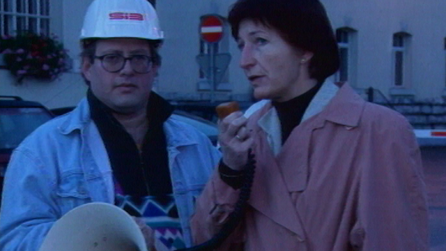 La conseillère d'Etat Ruth Luethi apporte son soutien aux ouvriers de la brasserie du Cardinal, 1996. [RTS]
