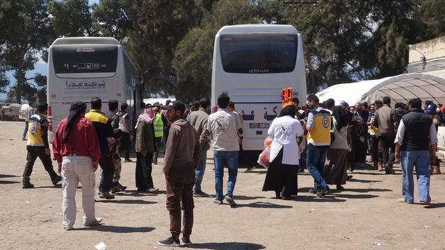 Des habitants évacués de la Ghouta Orientale à leur arrivée dans la région d'Idlib et d'Alep. [Keystone/Anadolu Agency - Hasan Muhtar]