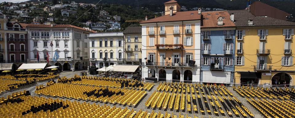 La Piazza Grande vêtue de ses traditionnelles couleurs jaunes et noirs. [Keystone - Alexandra Wey]