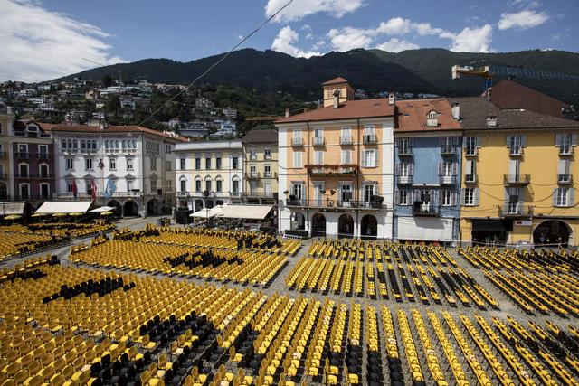 La Piazza Grande vêtue de ses traditionnelles couleurs jaunes et noirs. [Keystone - Alexandra Wey]