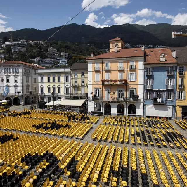 La Piazza Grande vêtue de ses traditionnelles couleurs jaunes et noirs. [Keystone - Alexandra Wey]