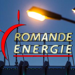 Le logo de la Romande Energie sur le toit du siège de l'entreprise à Morges (VD). [Keystone - Jean-Christophe Bott]