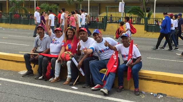 Des militants pro-Maduro lors d'un meeting à Caracas, au Venezuela. [RTS - Frédéric Zahnd]